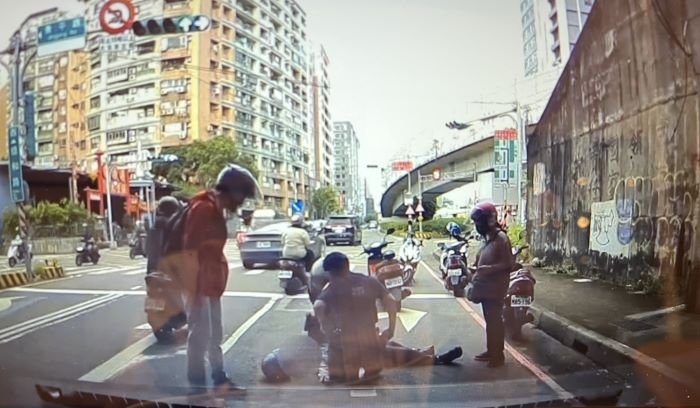 《圖說》中原所員警鍾家昇、吳承耘獲報火速趕抵現場，立即展開CPR心肺復甦術，在黃金搶救時間內讓老翁重獲心跳，挽回一命。〈中和分局提供〉