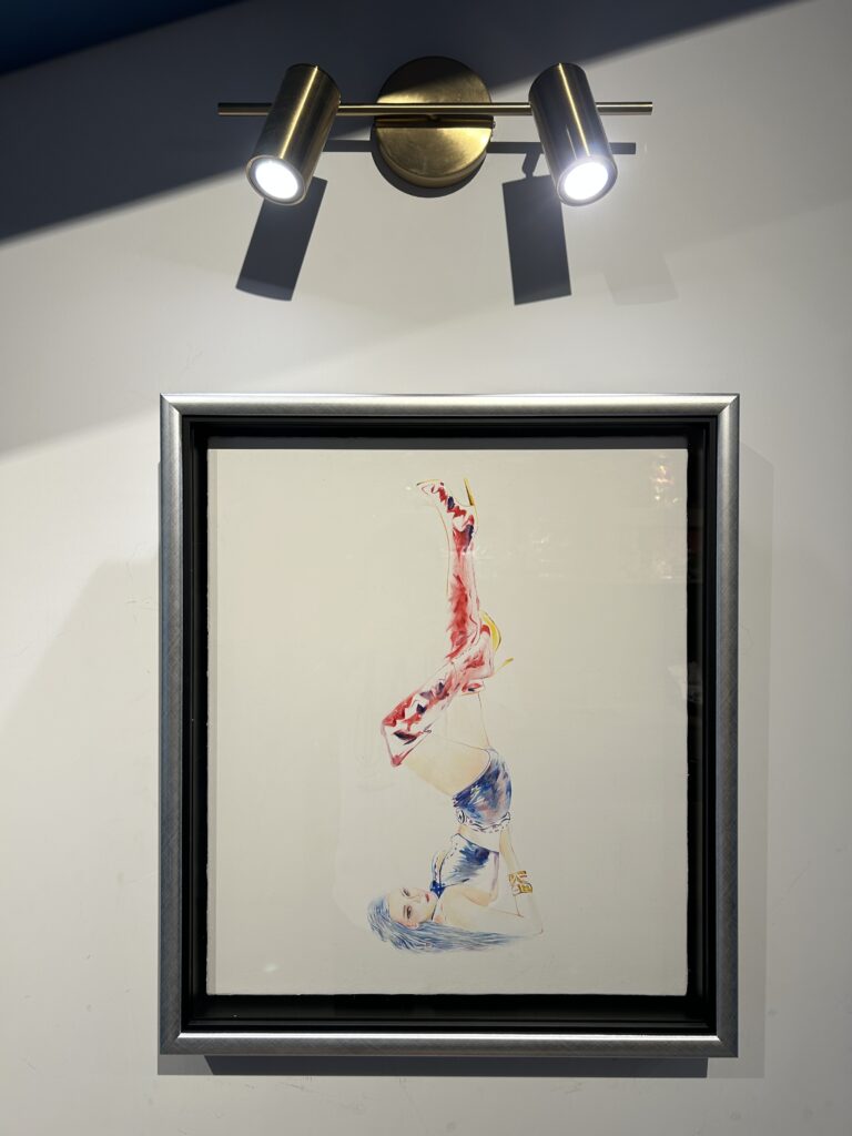 從模特兒到創作者 蕭志夫《遊時尚.心自成衣》時尚油畫個展台中登場 53 %E8%95%AD%E5%BF%97%E5%A4%AB%E8%9E%8D%E5%85%A5%E8%B7%A8%E5%B9%B4%E4%BB%A3%E7%9A%84%E6%99%82%E5%B0%9A%E6%80%9D%E7%B6%AD%EF%BC%8C%E4%BD%BF%E6%9C%8D%E8%A3%9D%E8%88%87%E5%A7%BF%E6%85%8B%E5%B1%95%E7%8F%BE%E6%96%B0%E5%BC%B5%E5%8A%9B%EF%BC%8C%E5%9C%96%E7%82%BA%E5%B1%95%E5%87%BA%E4%BD%9C%E5%93%81%E3%80%82%E5%9C%96%EF%BC%9A%E8%95%AD%E5%BF%97%E5%A4%AB%E6%8F%90