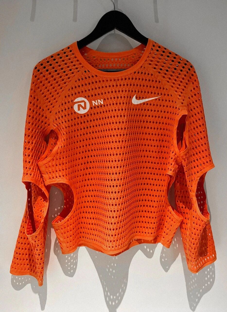 對本次比賽上衣進行的主要調整之一，在服裝兩側新增透氣開口