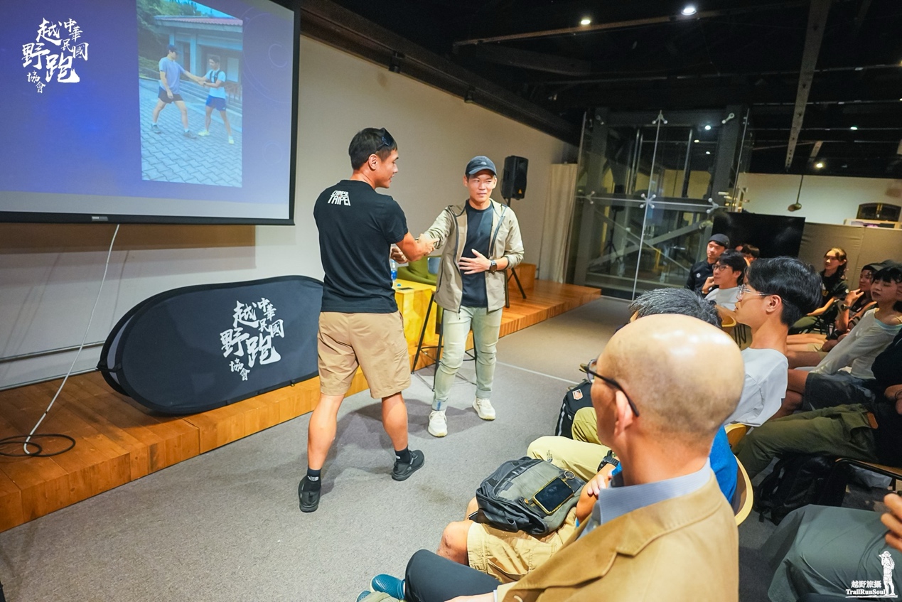 透過與周青的動作演練,江晏慶展示意念如何影像身體的動態