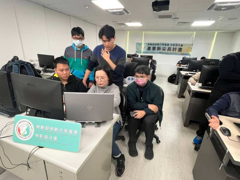 ▲學員參與產業新尖兵計畫「微軟C#工程師就業養成班」課程。(圖/中彰投分署提供)
