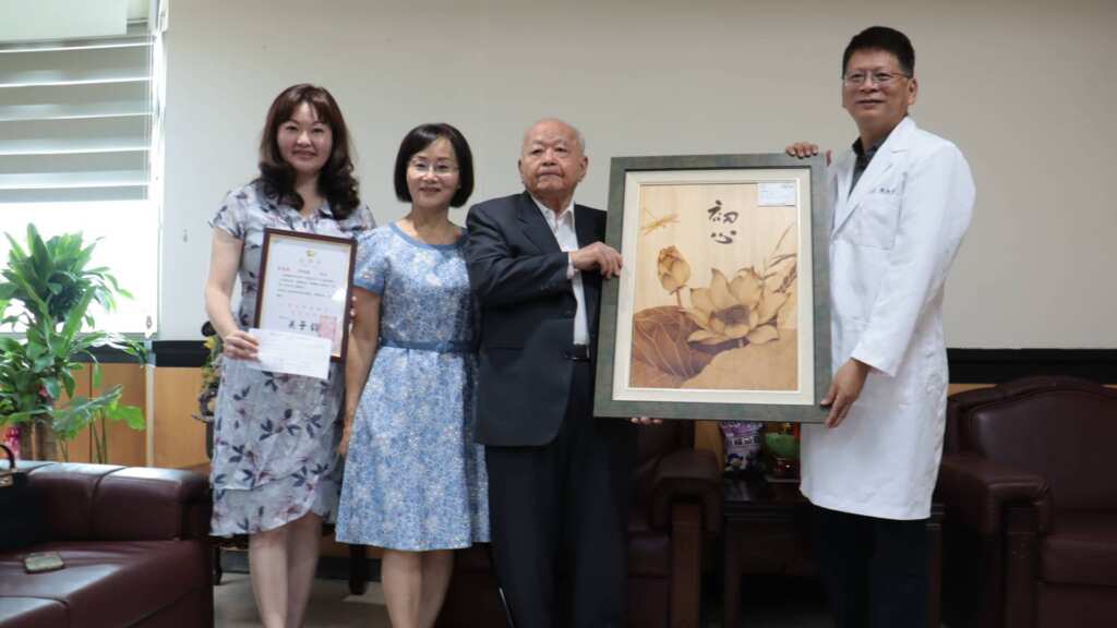 ▲邱伯達是宏恩基金會董事，他對於「初心」的畫作畫出蓮花的純潔甚是喜愛，覺得放在醫院更顯適切，勉勵醫院秉持初心服務病人，所以他買下此畫轉送彰化醫院。（圖／彰化醫院提供）
