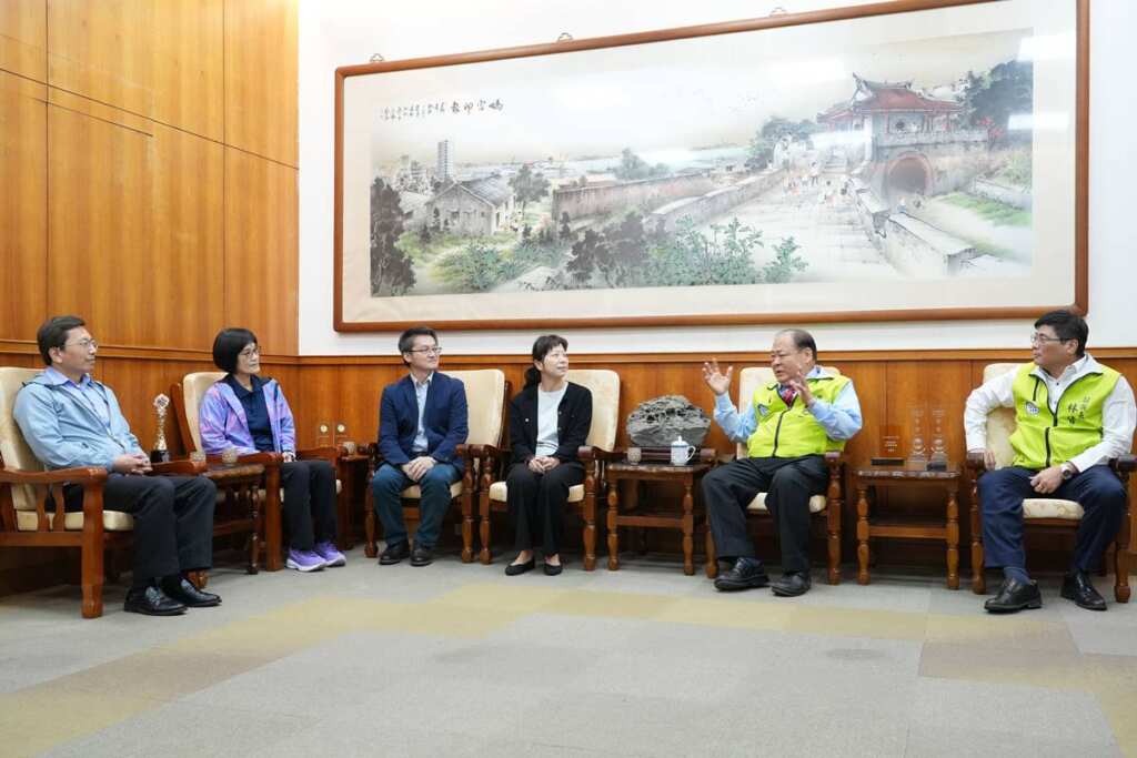 ▲雙方就「馬公都市計畫北環道路」開闢工程、學生就學環境與未來就業發展等議題進行深入交流。