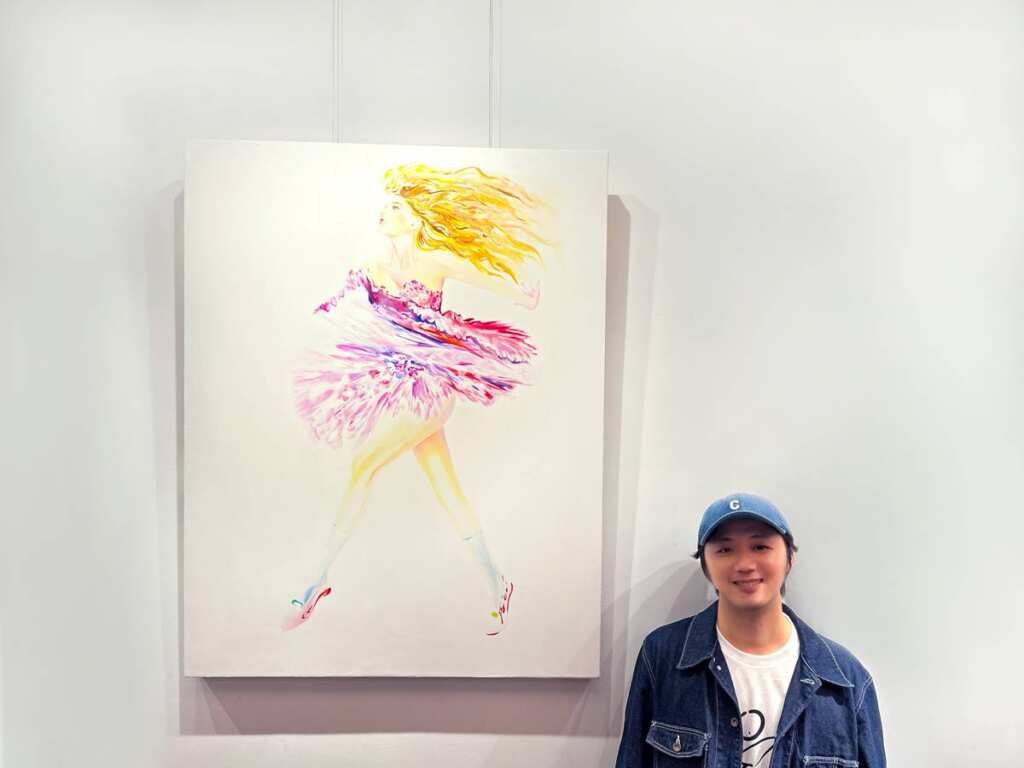 ▲藝術家蕭志夫和展出的時尚油畫個展作品。(圖/蕭志夫提供)