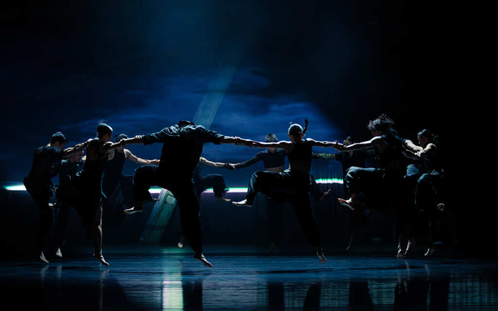 ▲2025 NTT遇見巨人—雲門舞集《關不掉的耳朵》_大膽讓聲音成為舞作的主角之一,觀眾在呼吸與節奏間,被聲響包圍,感受聲響化為身體的驅動力量。 ©李佳曄