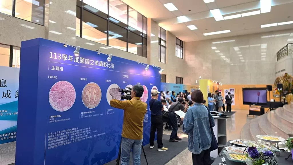 學生以顯微鏡下的細胞與組織為創作靈感,將醫學影像轉化為藝術語言。(圖/陳惠玲攝影)