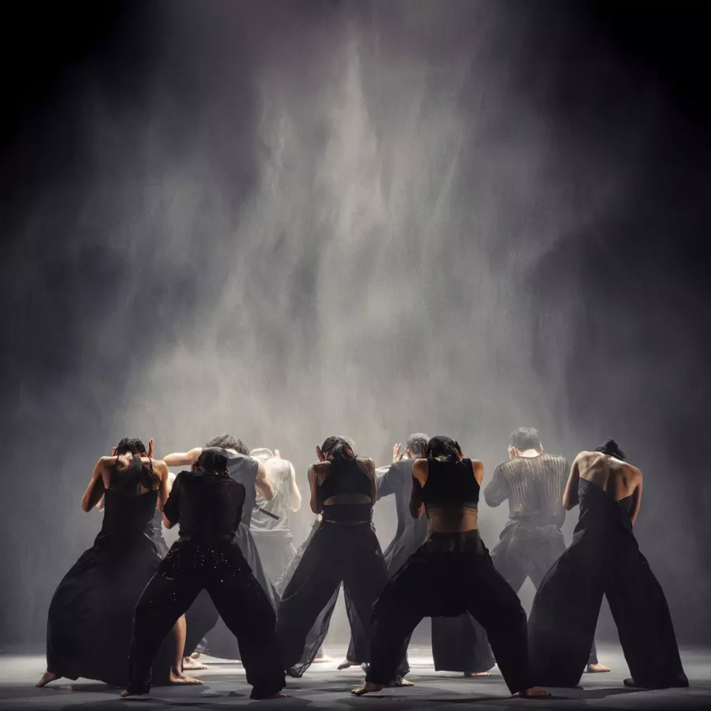 2025 NTT遇見巨人—雲門舞集《關不掉的耳朵》以聲音為起點，開啟一場在聽覺中誕生的舞蹈體驗。（圖/歌劇院提供©李佳曄）