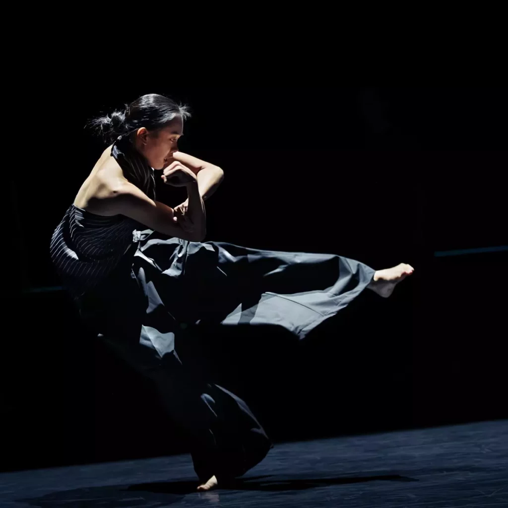 2025 NTT遇見巨人—雲門舞集《關不掉的耳朵》將大自然中的風聲、雨聲等環境音轉換成抽象的舞蹈，延伸觀眾的另一層想像。（圖/歌劇院提供©李佳曄）