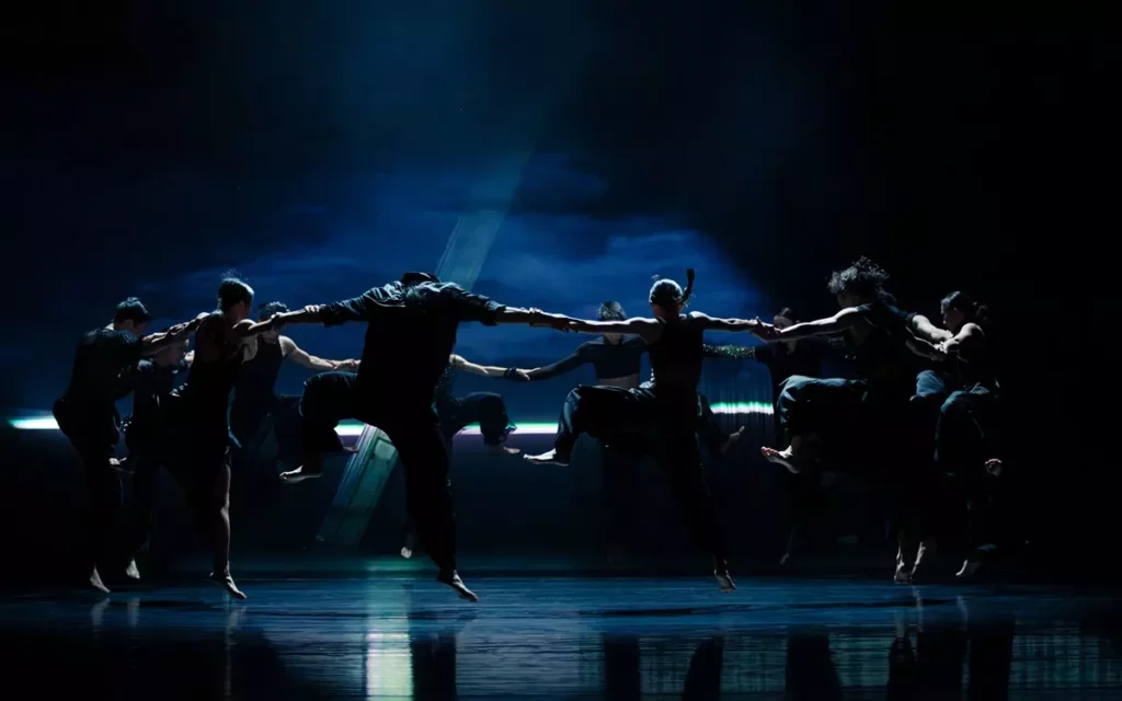 2025 NTT遇見巨人—雲門舞集《關不掉的耳朵》大膽讓聲音成為舞作的主角之一，嘗試讓觀眾在呼吸與節奏間，被聲響包圍，感受聲響化為身體的驅動力量。（圖/歌劇院提供©李佳曄）