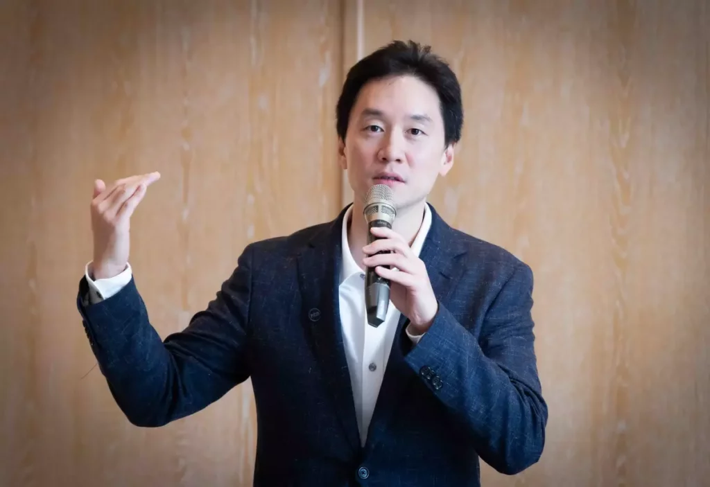 攸泰科技董事長簡民智指出,台灣正由傳統製造強項升級為「系統整合與應用輸出國」,並以衛星技術帶動數位韌性與產業新成長。