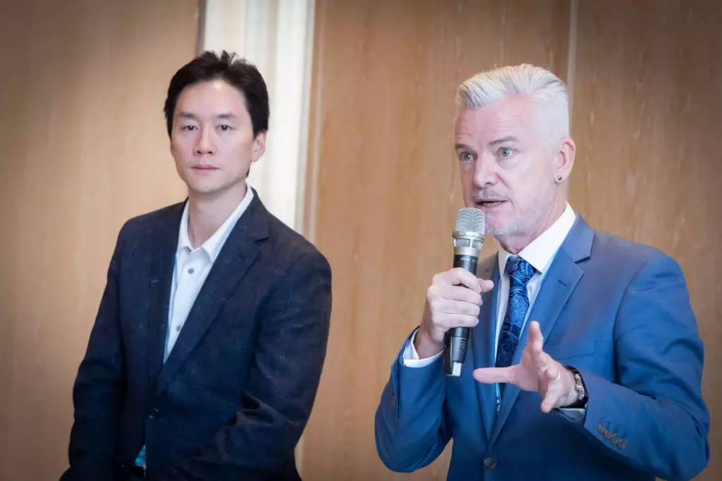 APSCC主席Terry Bleakley(右)指出,台灣具備全球少數兼具ICT、製造與通訊整合能量的基地,而攸泰正是推動太空產業國際化的重要橋樑。