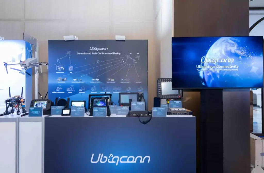 攸泰科技以「Ubiquitous Connectivity」為主題,展示海、陸、空三大領域的衛星通訊創新成果,包括相控陣列天線、Mobile Gateway、Marlin GMDSS,以及專為海事任務打造的控制電腦、圓形數位儀表板與4吋小型顯示器等強固型移動型裝置,皆可整合氣象、航跡、影像與即時通訊資訊,支援各類極端任務場景,展現台灣在衛星通訊系統整合上的實力與靈活度。