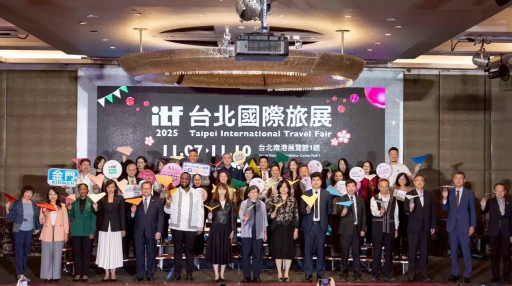 今年展出123個國家及城市,共1600格攤位,今日記者會,各國外使節與中央、地方代表到場力挺。(圖/台灣觀光協會提供)(第一排由右至左)台灣虎航商務長暨發言人許致遠、日本航空總經理福田和磨、國立故宮博物院副處長魏詮、原住民族委員會經濟發展處處長王瑞盈、文化部 主任秘書林宏義、客家委員會副主委邱星崴、交通部觀光署署長陳玉秀、ITF台北國際旅展籌備委員會主任委員葉菊蘭、台灣觀光協會會長簡余晏、聖克里斯多福及尼維斯大使館大使范東亞、瓜地馬拉大使館大使艾特維、貝里斯大使館大使梅凱瑟、聖文森及格瑞那丁大使館參事鄧雪冰、中美洲經貿辦事處主任徐韶慧、雄獅旅行社總經理陳曉穎