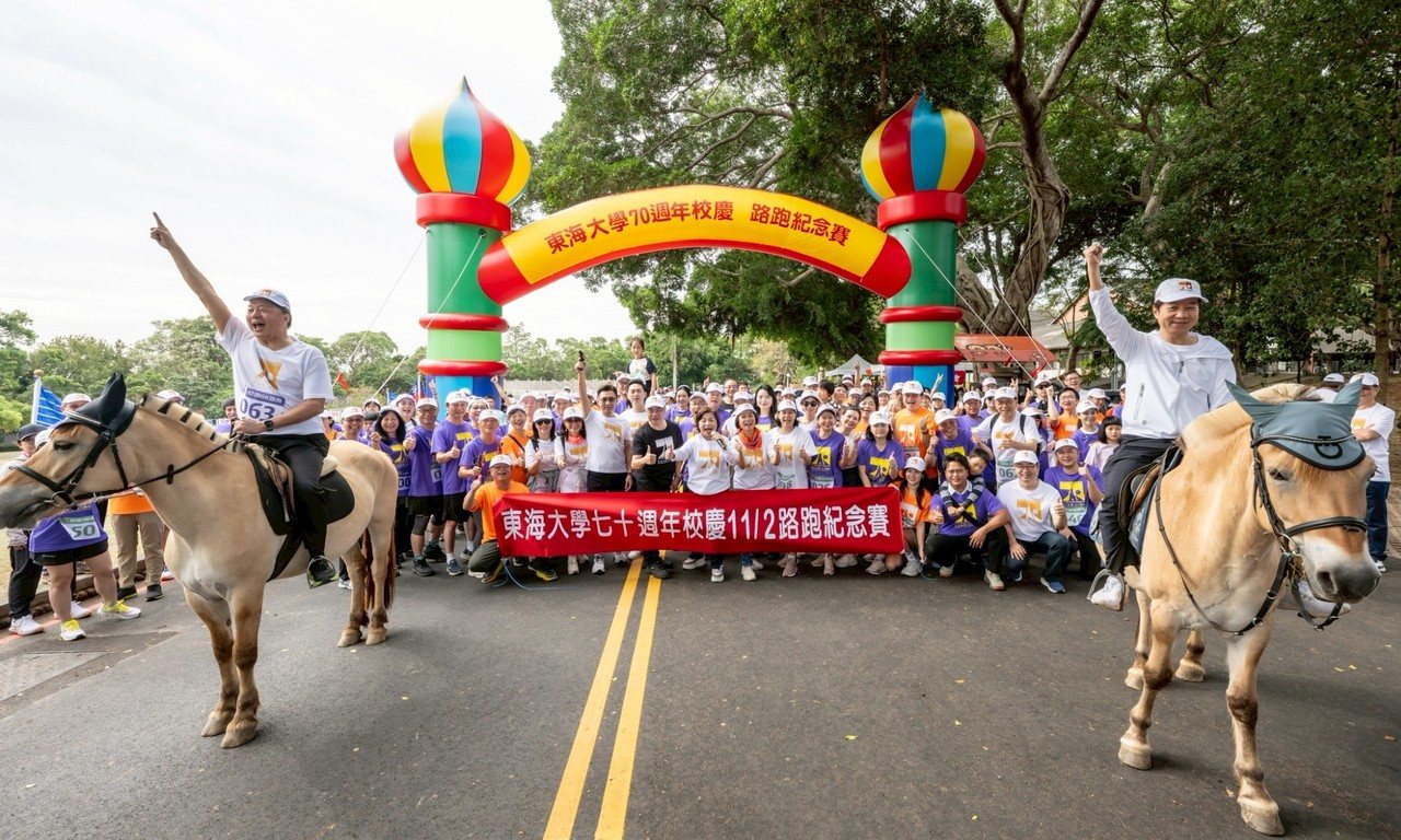 校長張國恩(右騎馬者)與活動總召陳淞屏會長(左騎馬者)一同騎馬領跑，象徵「一馬當...