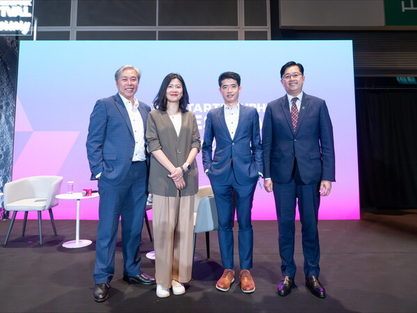 恒生指數公司資訊科技總監黃子耀（&nbsp;左一）於香港金融科技周2025的專題討論中分享人工智能如何解決行業痛點，以及成功的商業應用案例。專題討論由數碼港首席公眾使命官陳思源（右一）主持。