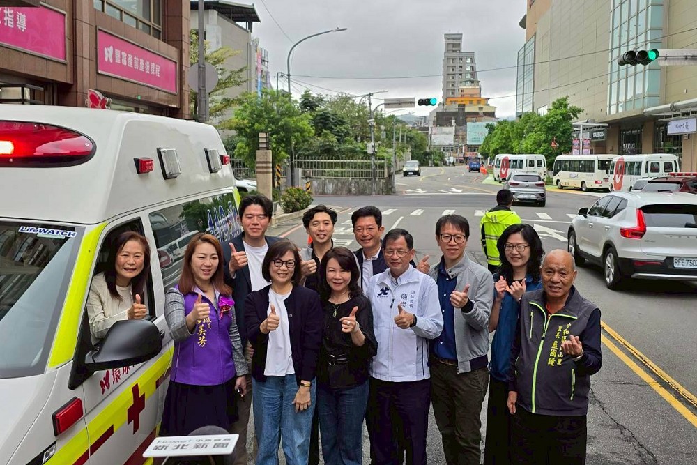 拋磚引玉!國光分隊獲贈高頂救護車 陳崇岳:感謝環球產後護理之家急公好義 224 拋磚引玉!國光分隊獲贈高頂救護車 陳崇岳:感謝環球產後護理之家急公好義 223