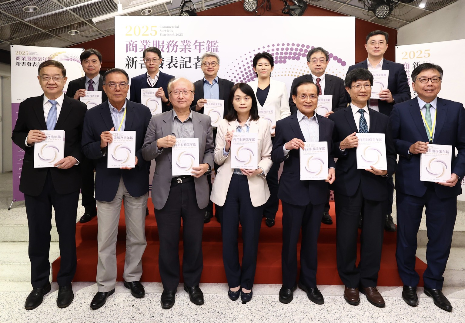 《2025商業服務業年鑑》發布 陳厚銘:AI是推動智慧經濟的核心力量 208 《2025商業服務業年鑑》發布 陳厚銘:AI是推動智慧經濟的核心力量 207