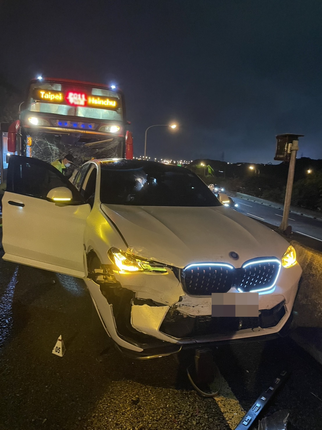 國1五楊高架4車連環撞 女駕駛下車查看遭客運撞死 S 31973728 0 0