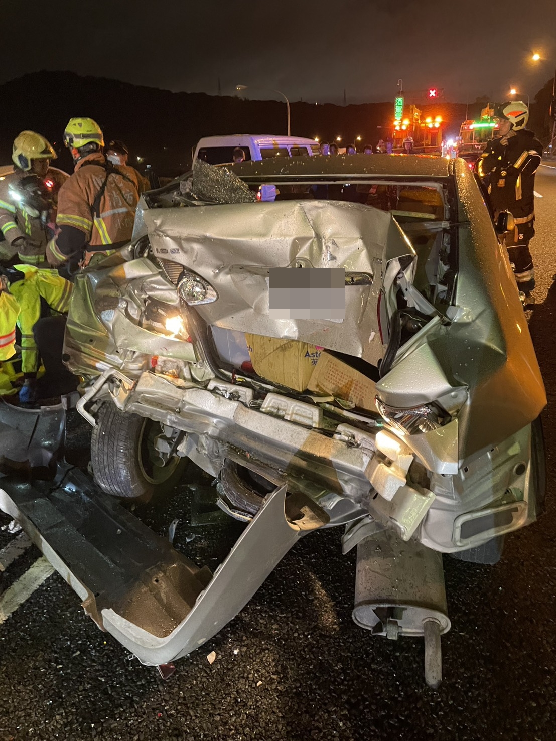 國1五楊高架4車連環撞 女駕駛下車查看遭客運撞死 S 31973726 0 0
