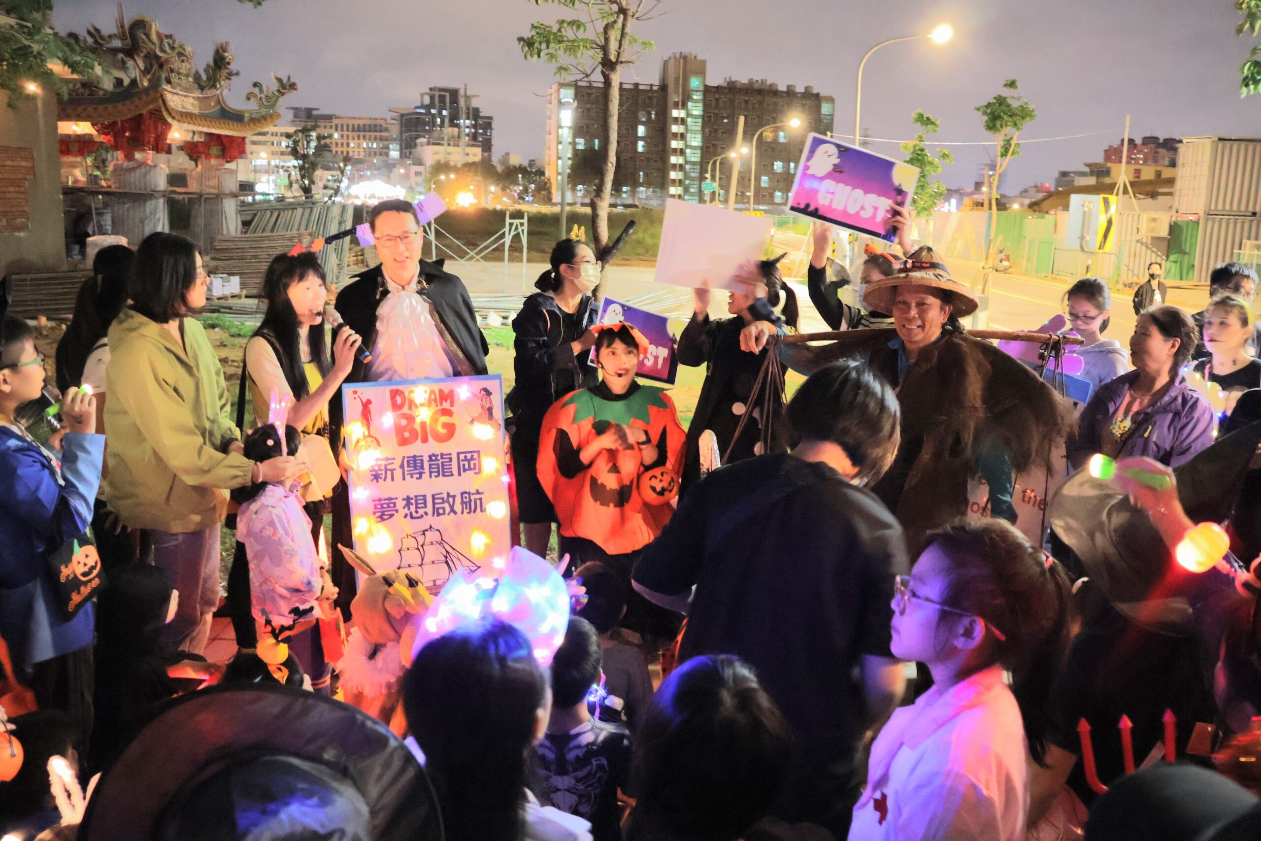 桃市龍岡國小萬聖節踩街搞怪登場 親師生「夜探新校」走向夢想道路 666179 0 scaled