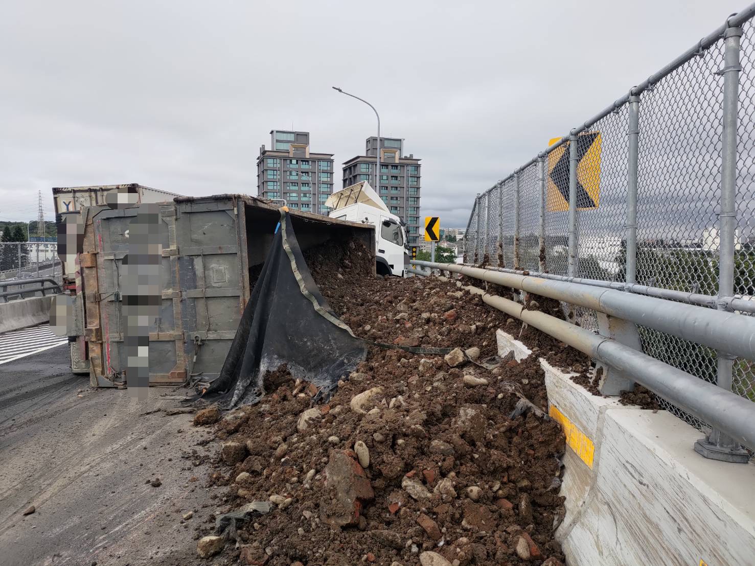 國3大溪交流道半聯結車過彎側翻 砂石散落一地 S 62308405