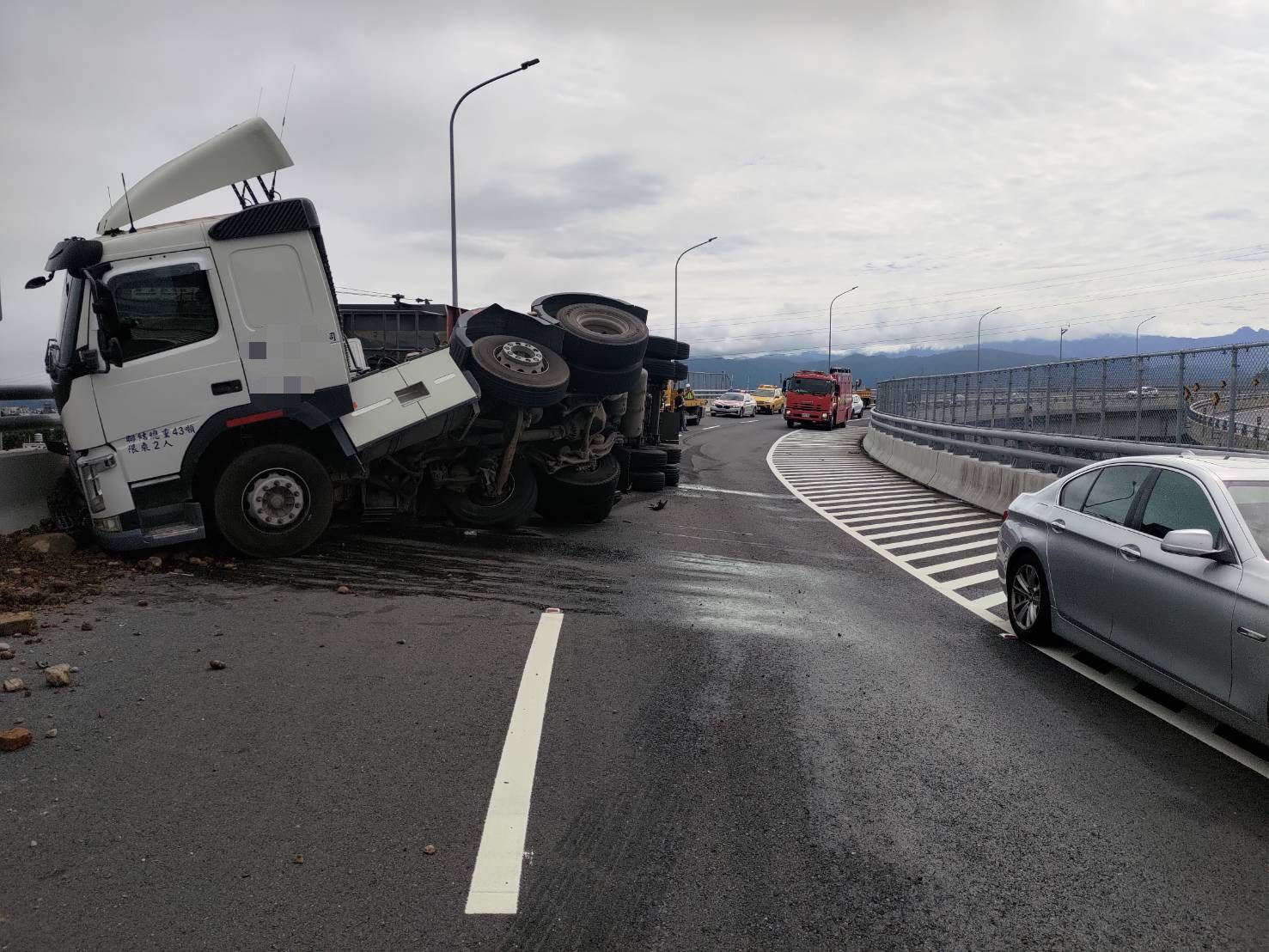 國3大溪交流道半聯結車過彎側翻 砂石散落一地 S 62308404
