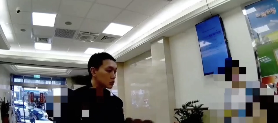 萬華分局龍山派出所員警即時到場關心提領大筆現金的民眾,耐心勸導成功阻詐。(圖/記者 趙靜姸翻攝)