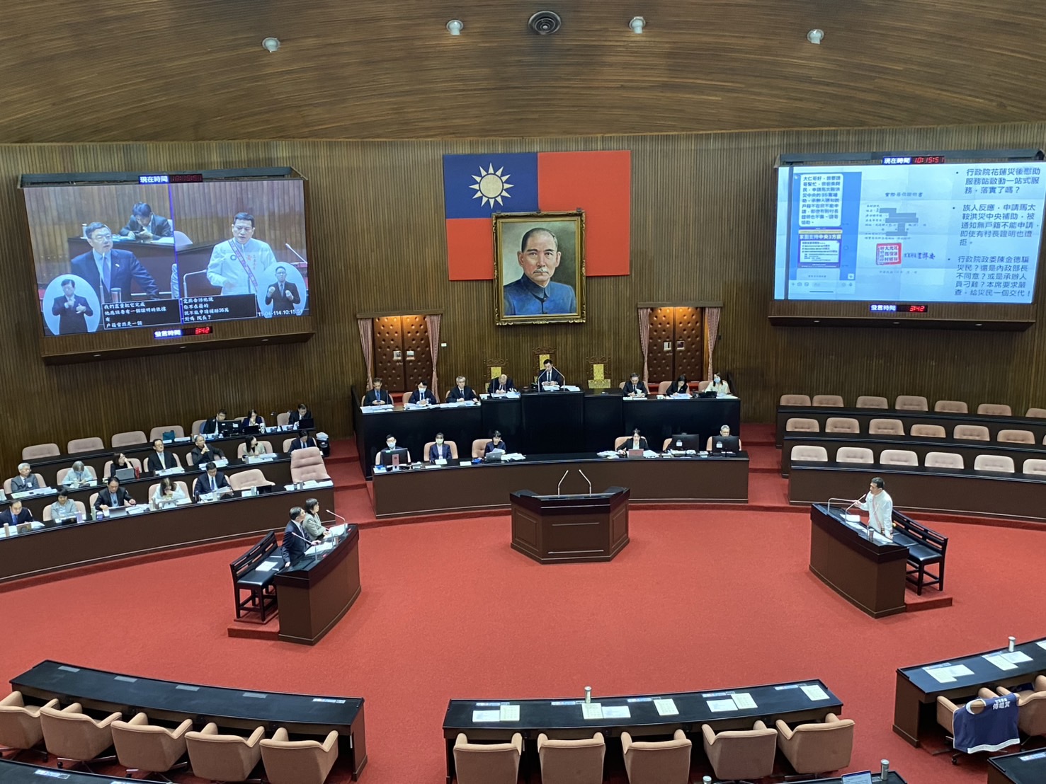 黃仁強調,陳金德承諾,只要經村長認定有實際居住事實、且店面確實受災,仍會從寬認定予以補助。(記者 包克明攝)
