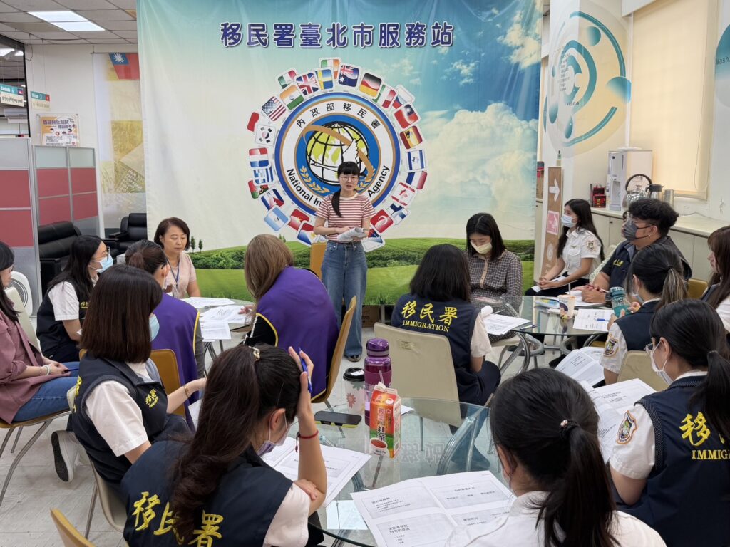 劉琬柔（圖中）感謝備考期間家人的支持、長官與同仁的提點，助她追夢成功。（圖／記者林家嘉翻攝）