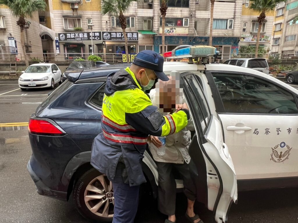 警方關懷慰問並協助老翁返家。(圖/記者薛秀蓮 翻攝)