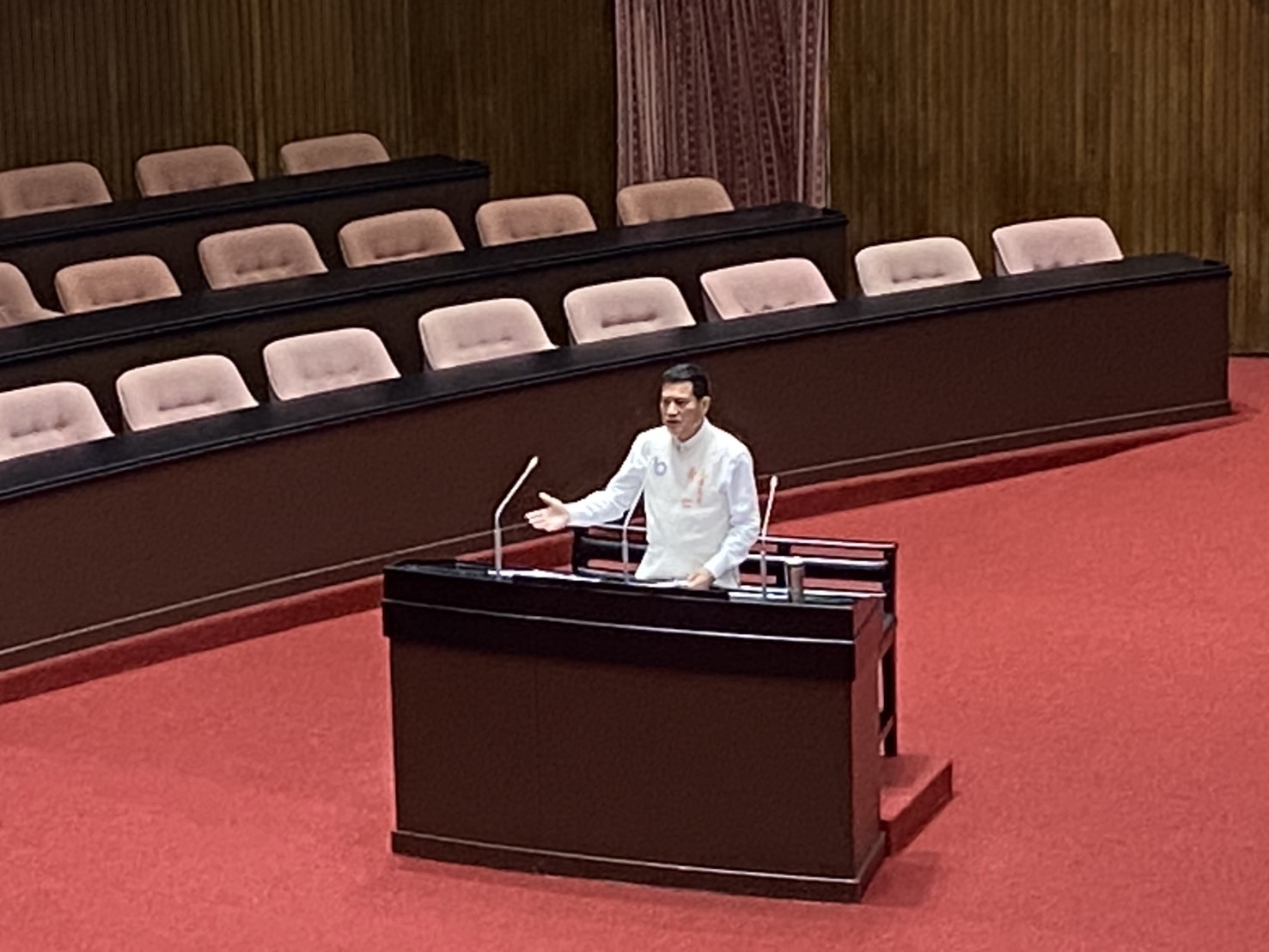 黃仁具體建議,國防部應因應少子化趨勢,重新檢討「身高、體重」等報考與服役限制,放寬條件以吸引更多青年投身軍旅。(記者包克明 攝)