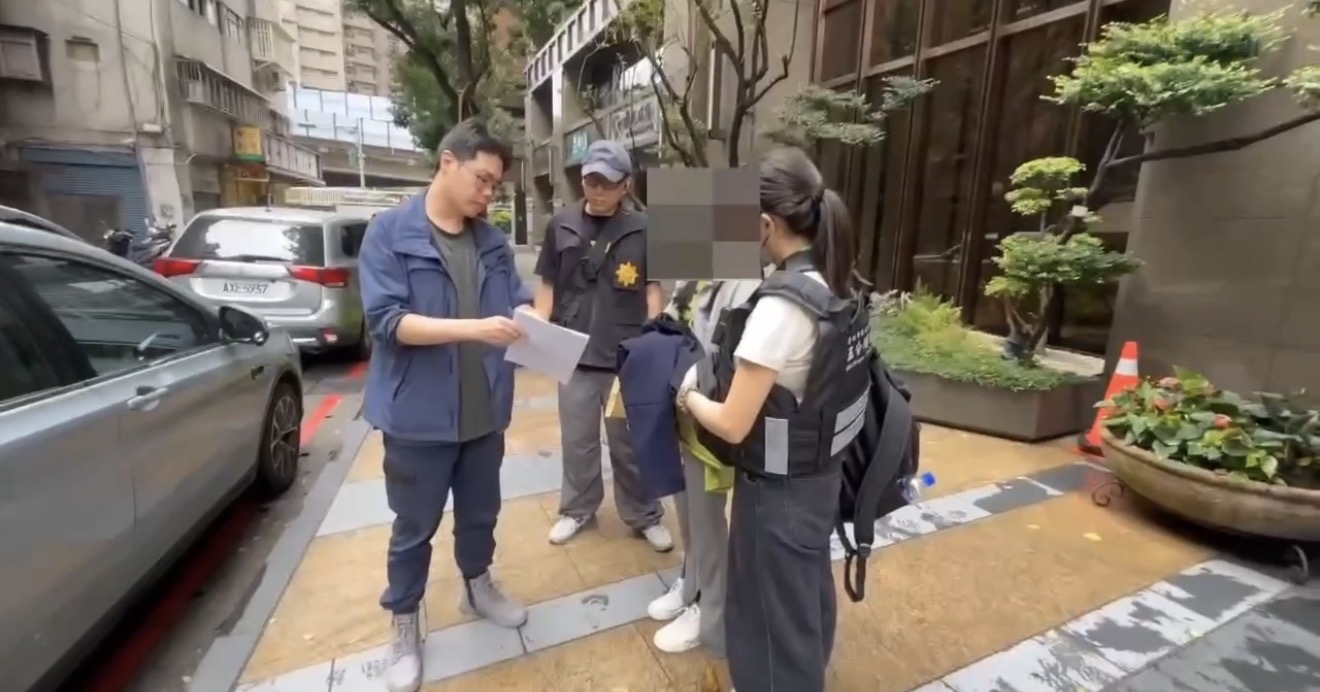 拘提蘇女。(記者徐煜勝翻攝)