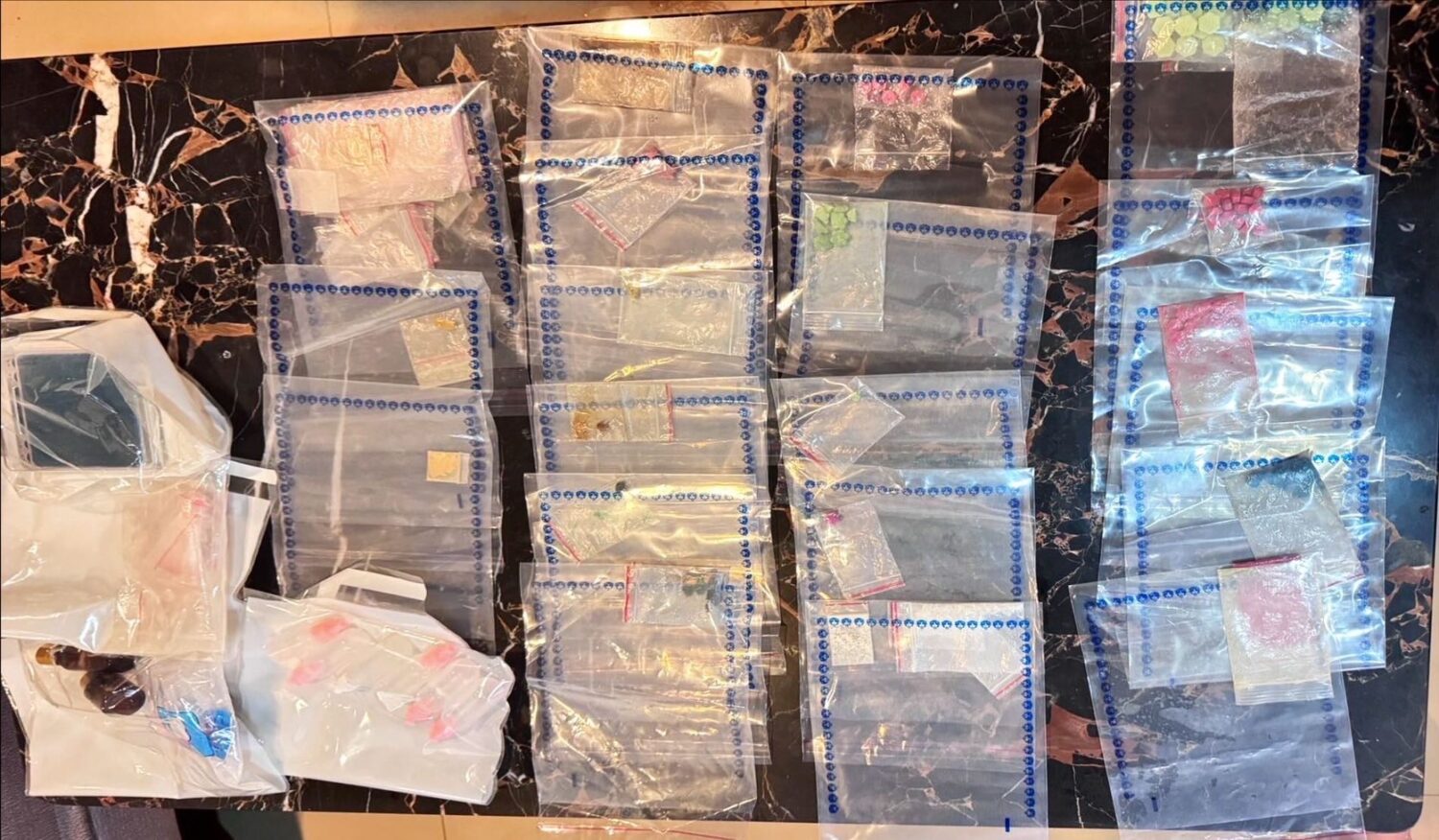查扣毒品。(記者徐煜勝翻攝)