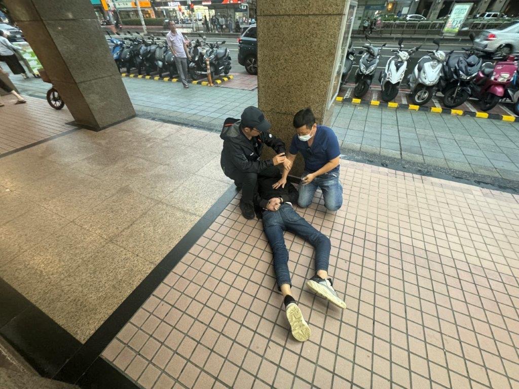 大安警方壓制逮捕犯嫌。（記者徐煜勝翻攝）
