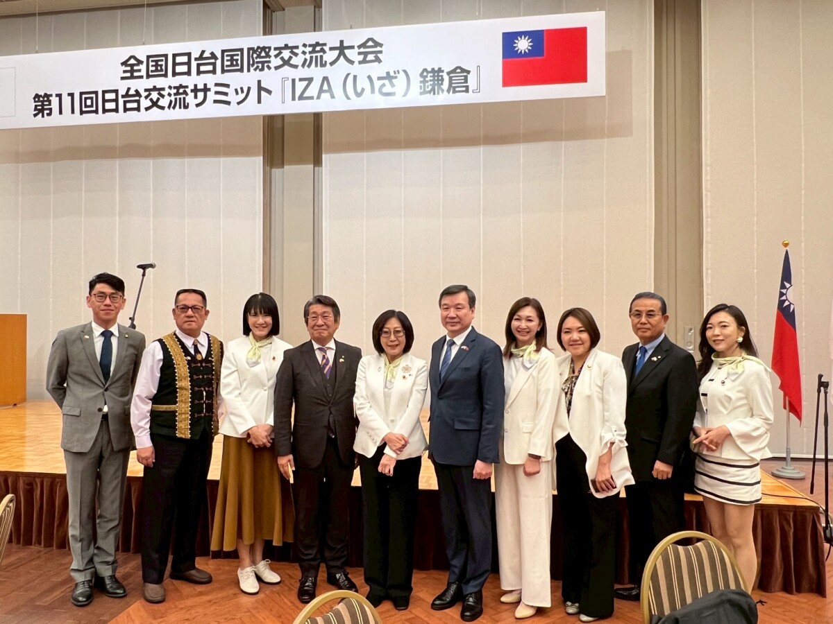 ▲康議長率蔡金晏(左起)、陳幸富、鄭孟洳、李雨庭、黃文志、白喬茵及邱于軒等跨黨派議員出席第11屆台日交流高峰會「IZA鎌倉」與全國日台友好議員協議會會長藤田和秀(左四)、駐日代表李逸洋(右五)、日台友好和歌山市議會議員連盟會長遠藤富士雄(右二)於會場合影。
