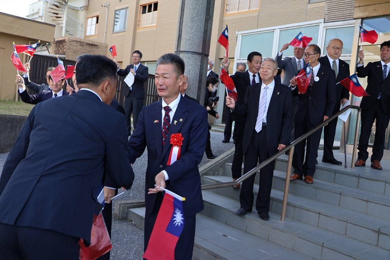 ▲日本千葉縣館山市長森正一親自率領同仁持我國青天白日滿地紅國旗歡迎蘇澳訪問團到來。