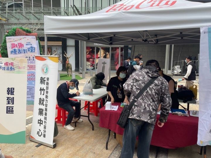 ▲新竹就業中心11/7(五)『歲末搶好職,職涯先卡位』現場徵才活動,設有「職涯諮詢專區」提供求職者履歷健檢及面試技巧諮詢,升級求職技能。