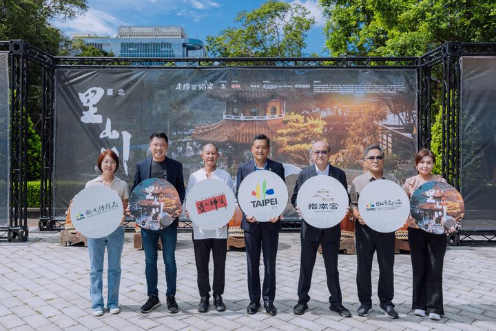 (左起)台北市政府觀光傳播局副局長蕭君杰、台北市議會王閔生議員、優人神鼓藝術總監黃誌群、台北市政府副秘書長俞振華、台北指南宮主任委員高超文、台北市政府文化局副局長劉得堅、台北市政府產業發展局副局長吳欣珮。 圖:台北里山川公共藝術計畫/提供