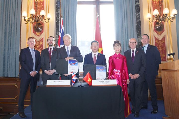 越捷航空執行長丁越方(中右)與空中巴士商用飛機事業部執行長 Christian Scherer(中左)於英國外交、聯邦及發展事務部簽署購買100架 A321neo 客機的合約。 圖:越捷航空/提供