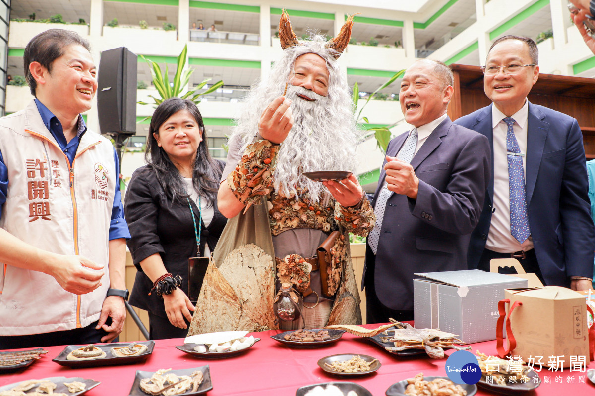 嘉義縣長翁章梁化身神農氏為「2025中藥本草文化節嘉義場」開場／嘉義縣府提供