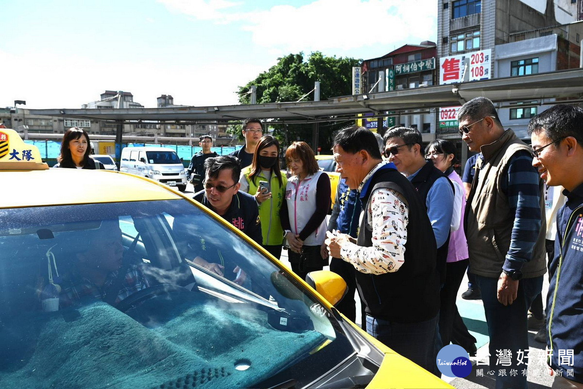 環境管理處長張書豪鼓勵司機成為前線宣導員，向乘客推廣「菸蒂不落地」理念。<br /><br /> 