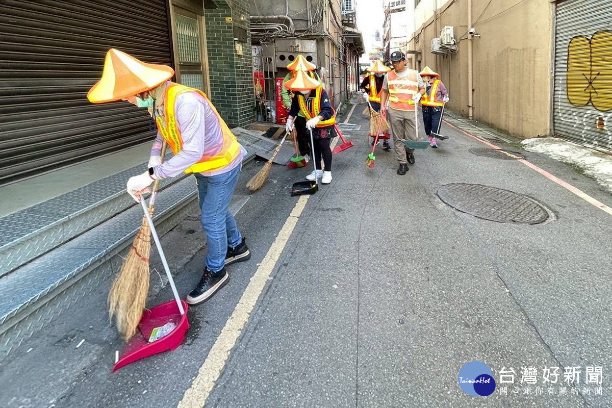 桃園車站前4里環保志工隊與桃園景福宮共同參與清掃。<br /><br /> 