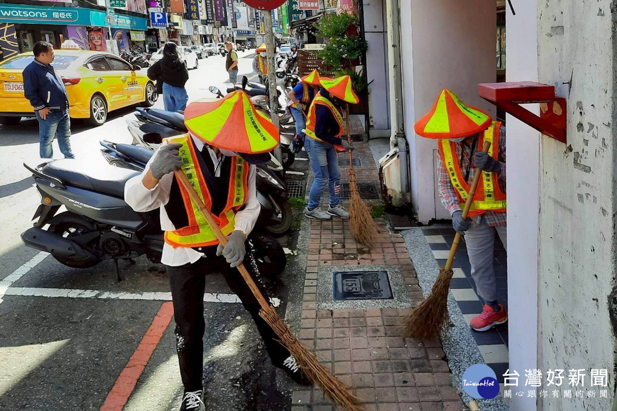 桃園車站前4里環保志工隊與桃園景福宮共同參與清掃。<br /><br /> 