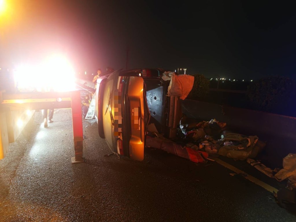 車爆胎翻覆駕駛酒測爆表!- 國道1號追撞事故兩人受傷