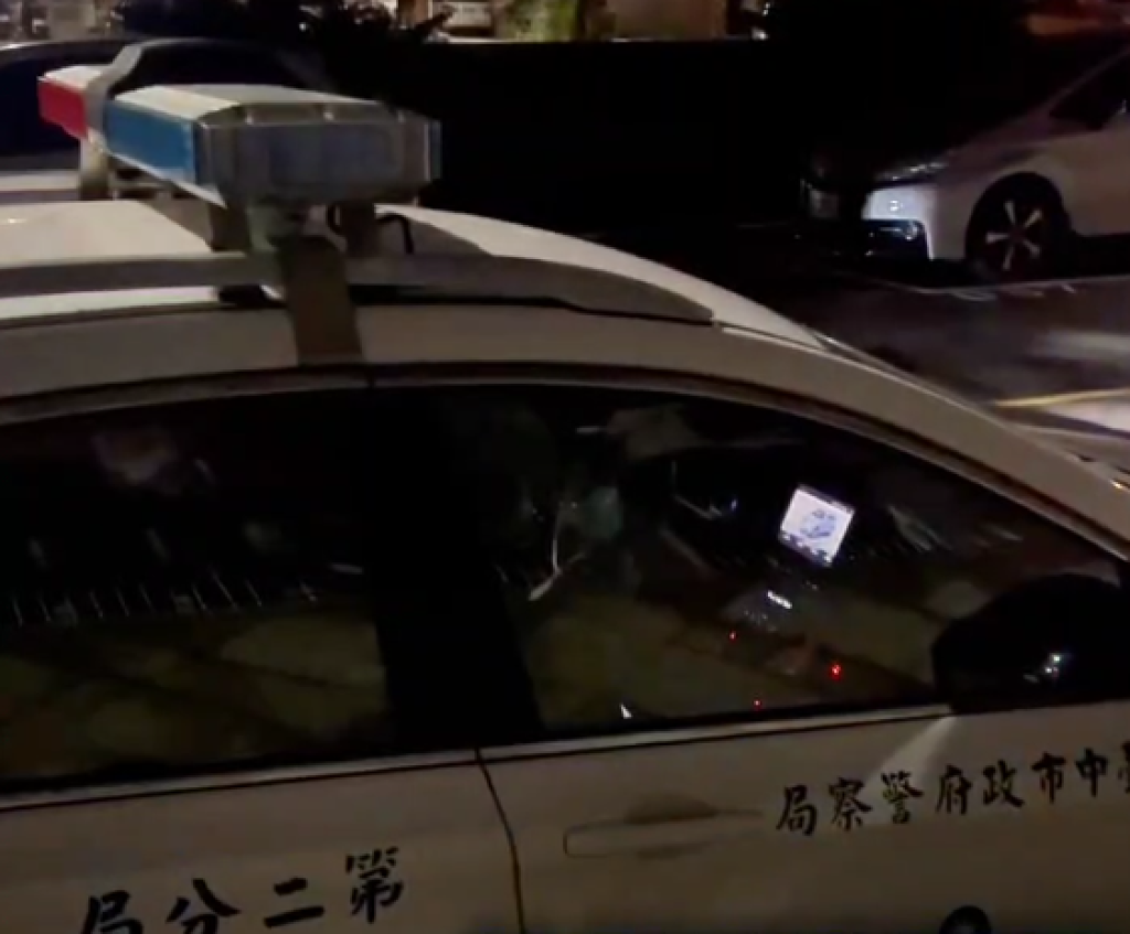 員警巡邏期間車內追劇?- 警方回應了