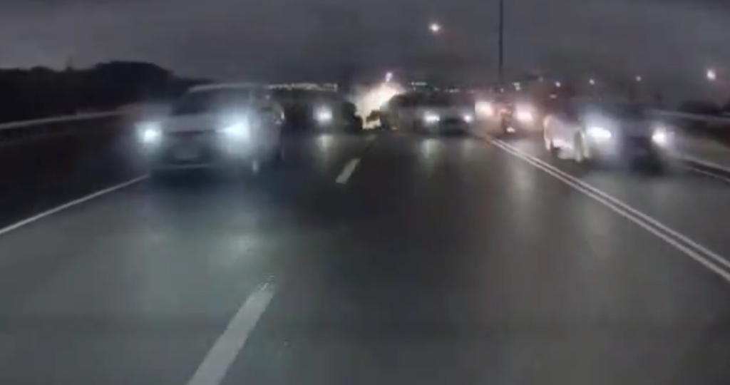 撞擊畫面曝光!國道1號五楊高架桃園路段4車連環撞 1車打橫停外車道