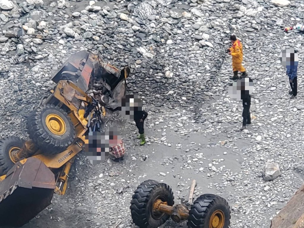 花蓮台8線死亡意外！-　裝載機摔落100餘公尺溪谷駕駛喪命