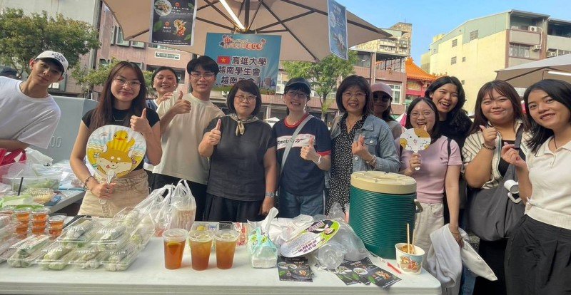 「南國文化嘉年華」年年不缺席! 高雄大學師生以印尼、越南美食圈友 展現國際教育成果