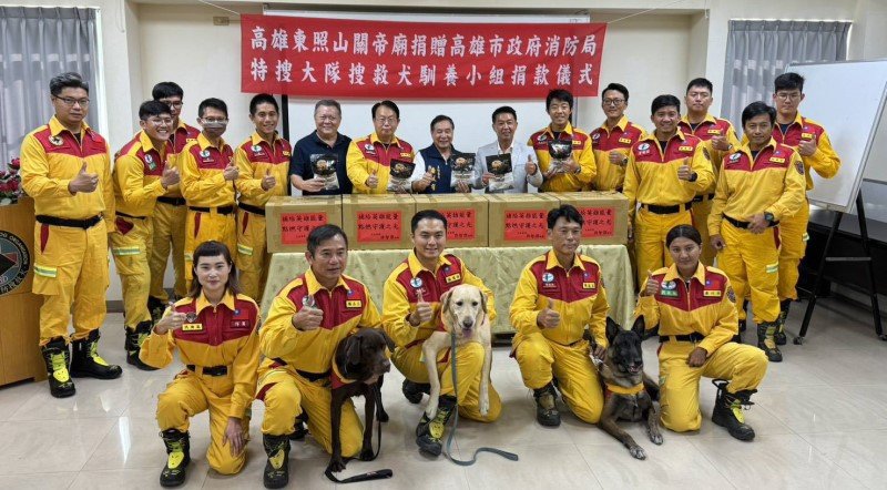 立委許智傑攜手東照山關帝廟 捐資助高市消搜救犬狗糧
