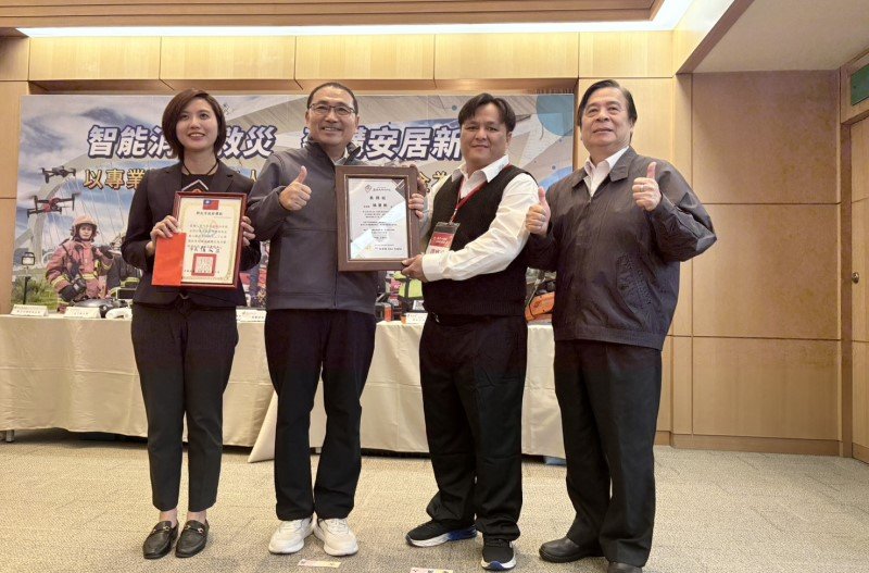 這一抱 讓全車安靜了─ 暖心駕駛林榮新 善舉撼動人心